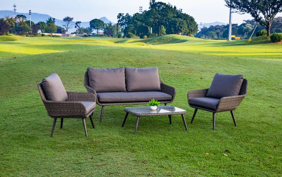 Značajke dvorišnih vrtnih sofa